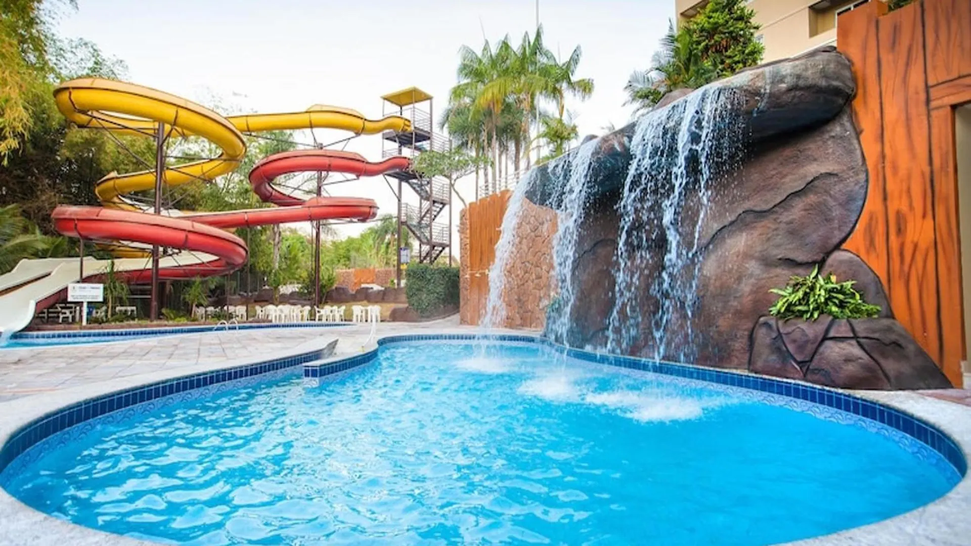 Aguas Termais Naturais Nas Piscinas Com Aguas Quentes 24 Horas Acesso Gratis Aos Parques Aquaticos Dos Resorts Golden Dolphin Grand Hotel Do Supreme E Do Express Os Melhores Hoteis Resorts Com Parque Aquatico Em Caldas Novas Garanta Ja Promocao Quali